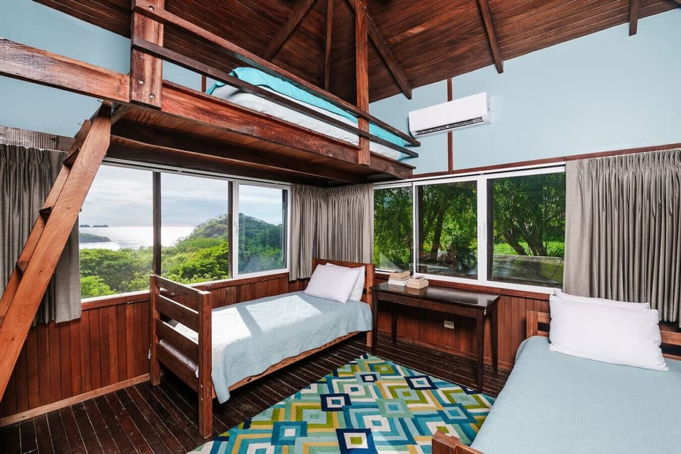 Bedroom w/ Twin Beds