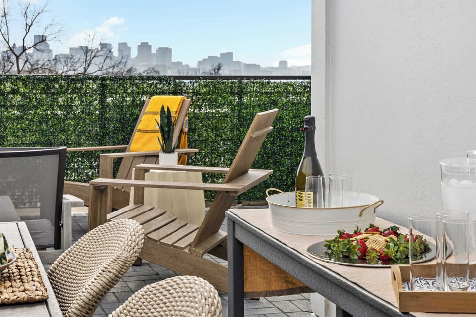 Nashville Skyline Views, Fire Pit, Gas Grill + Seating