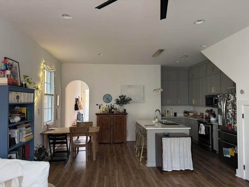Full kitchen, GE appliances, farm table (+ext) with 4 chairs and 2 kid chairs