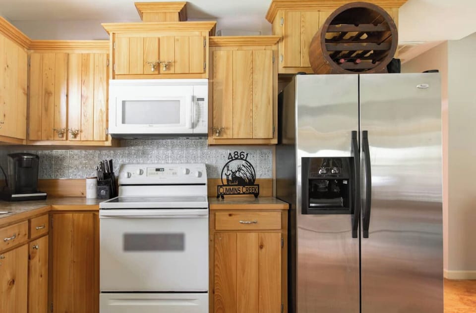 Full size fridge and even a deep freeze. Town and Grocery Stores are just a 20 minute away (or a stop on your way in)