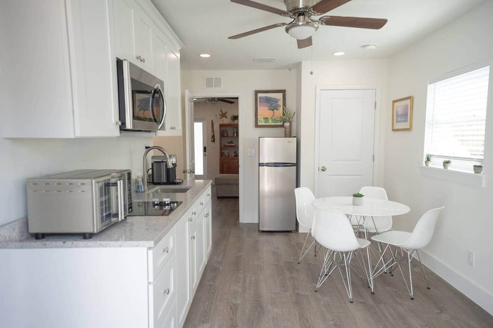 Kitchenette and Table