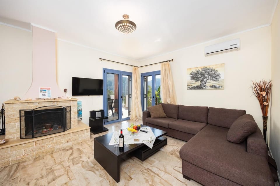 Double bedroom with en suite bathroom and A/C