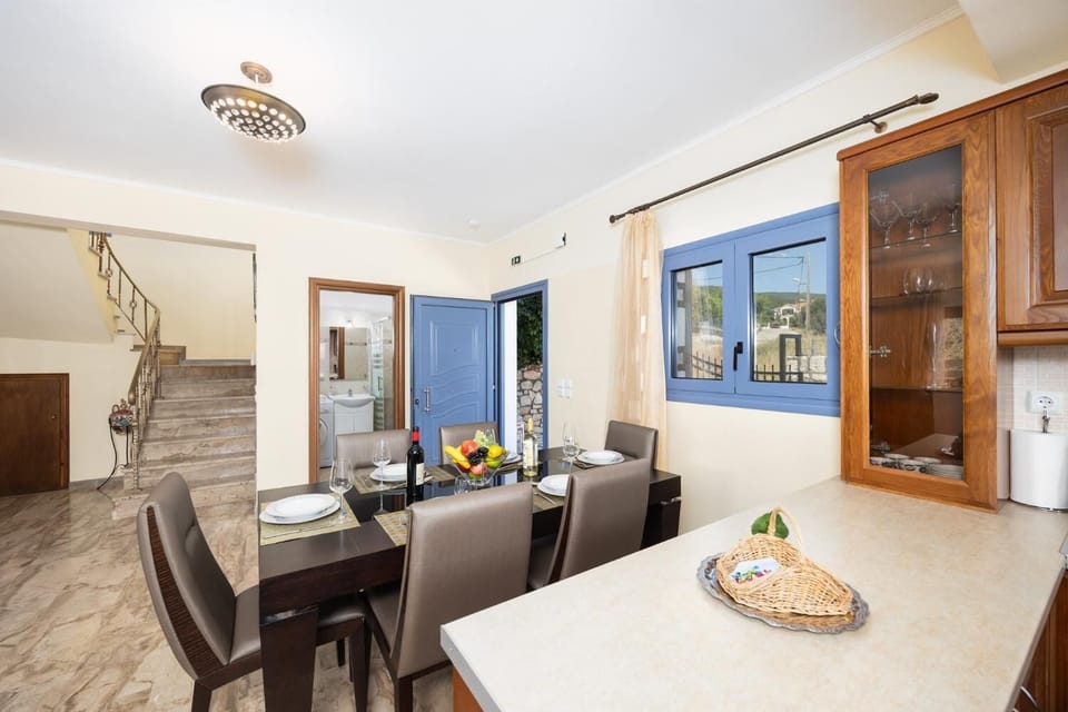 Open-plan living room with sofa, dining area, kitchen, ornamental fireplace, A/C, WiFi internet, and satellite TV