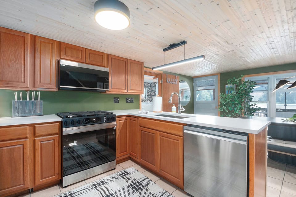 Full kitchen with fridge/freezer, dishwasher, microwave & oven.
