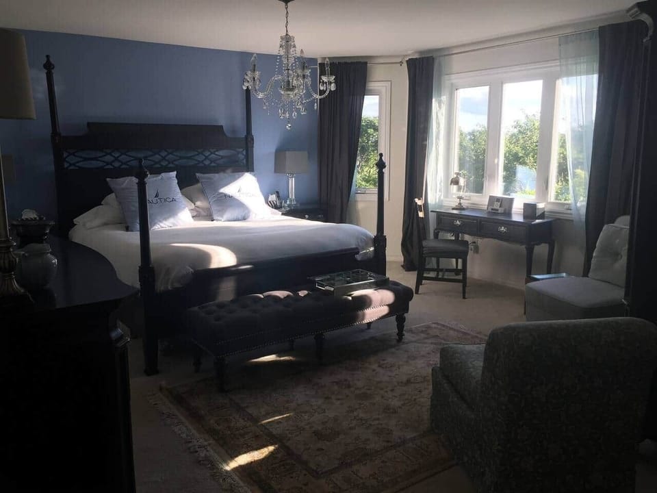 Very large room!