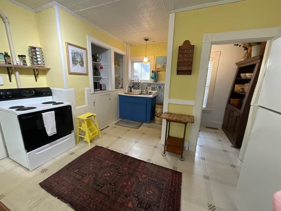 Everything you need to cook a full Thanksgiving dinner with all the toppings is available for you in this kitchen.