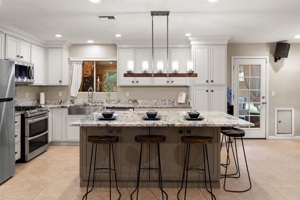 Enjoy the spacious kitchen island that invites creativity and gatherings! ️✨