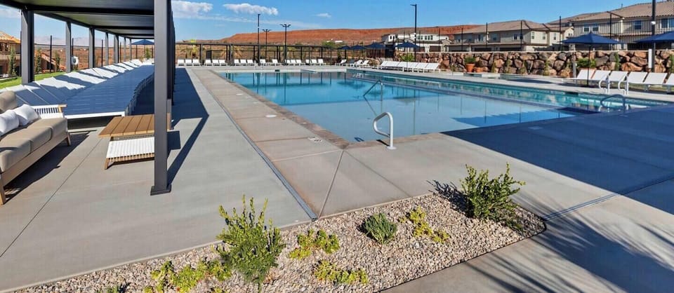 Brand new public restrooms & drinking fountain right by the pool. Open 10am - 10pm.