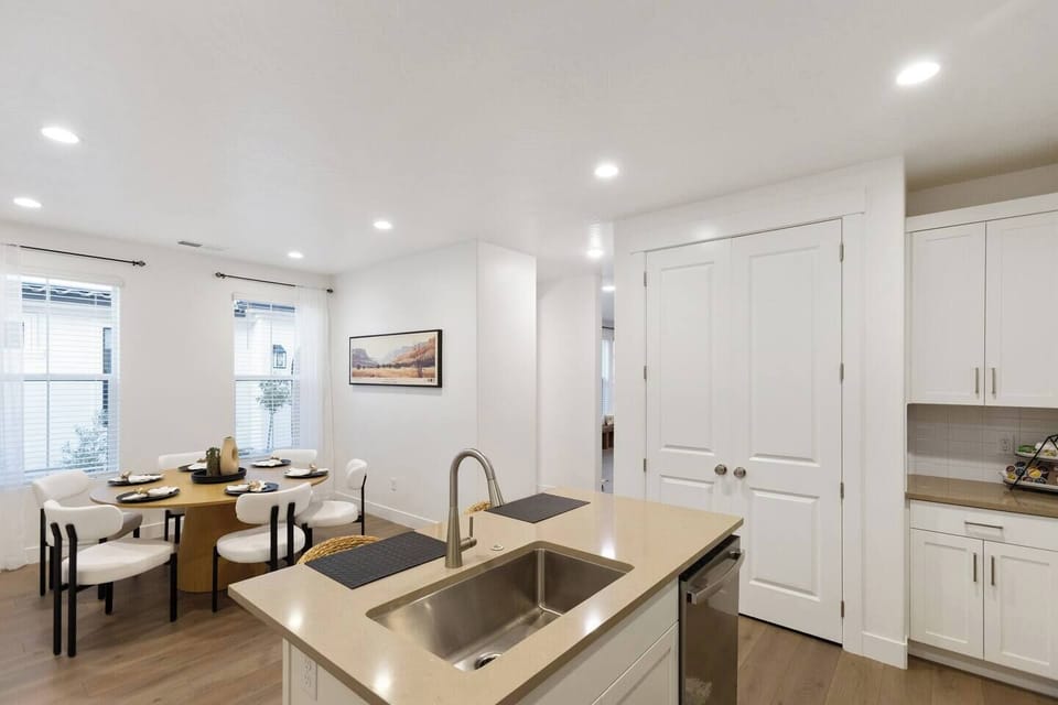 Step into this spacious, open-concept kitchen with sleek countertops, breakfast bar seating and dining table for 6 – the perfect space to gather, cook and eat together!