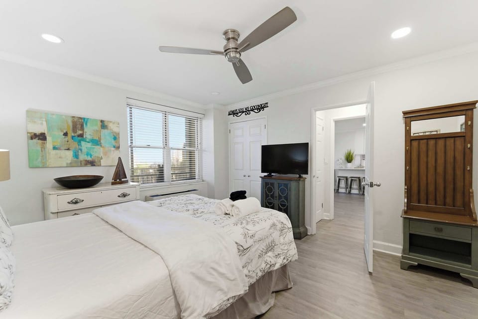 Bedroom with queen bed and Smart TV