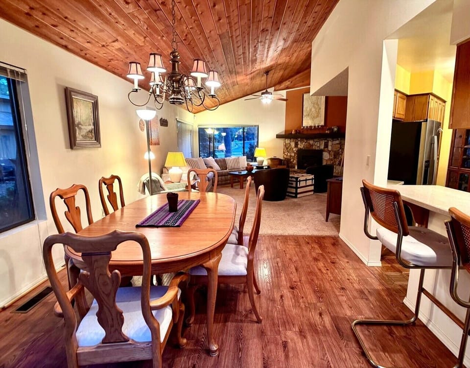 04_Open_dining_area_with_warm_wood_ceilings_and_easy_flow_into_th_CR58Open dining area with warm wood ceilings and easy flow into the living room.