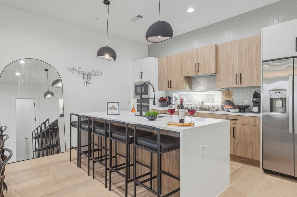 Chef’s kitchen, gas cooktop, and island seats