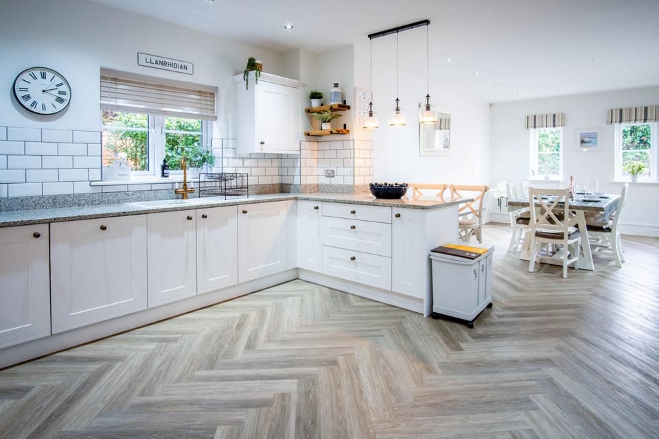 Ty Whiteford - 6 Bed Holiday Home - Llanrhidian (9613)