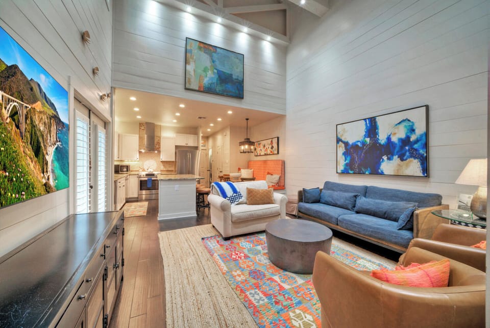 Spacious living room. (16 Palms)
