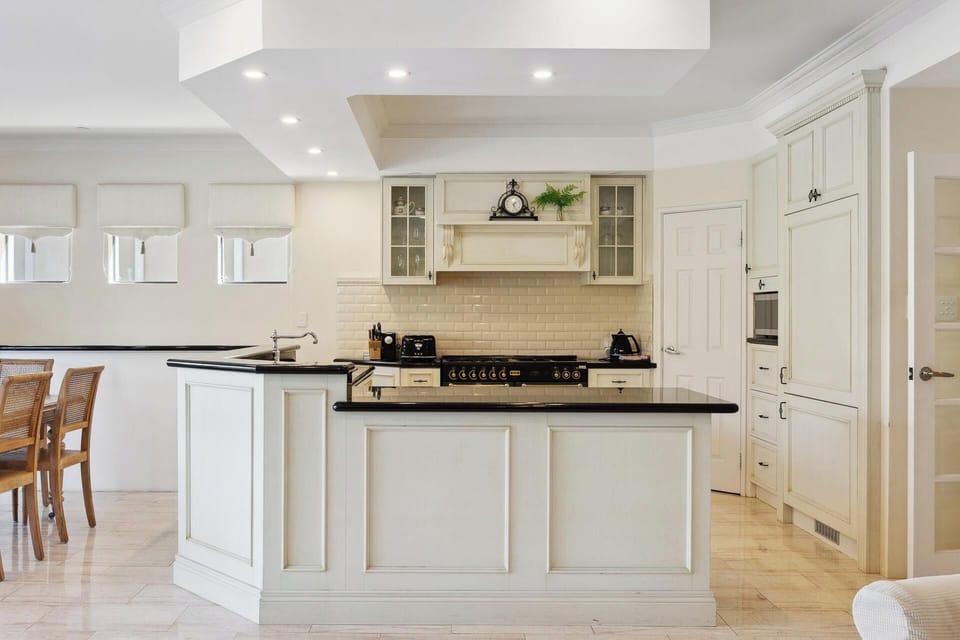 09#LookingtoKitchen