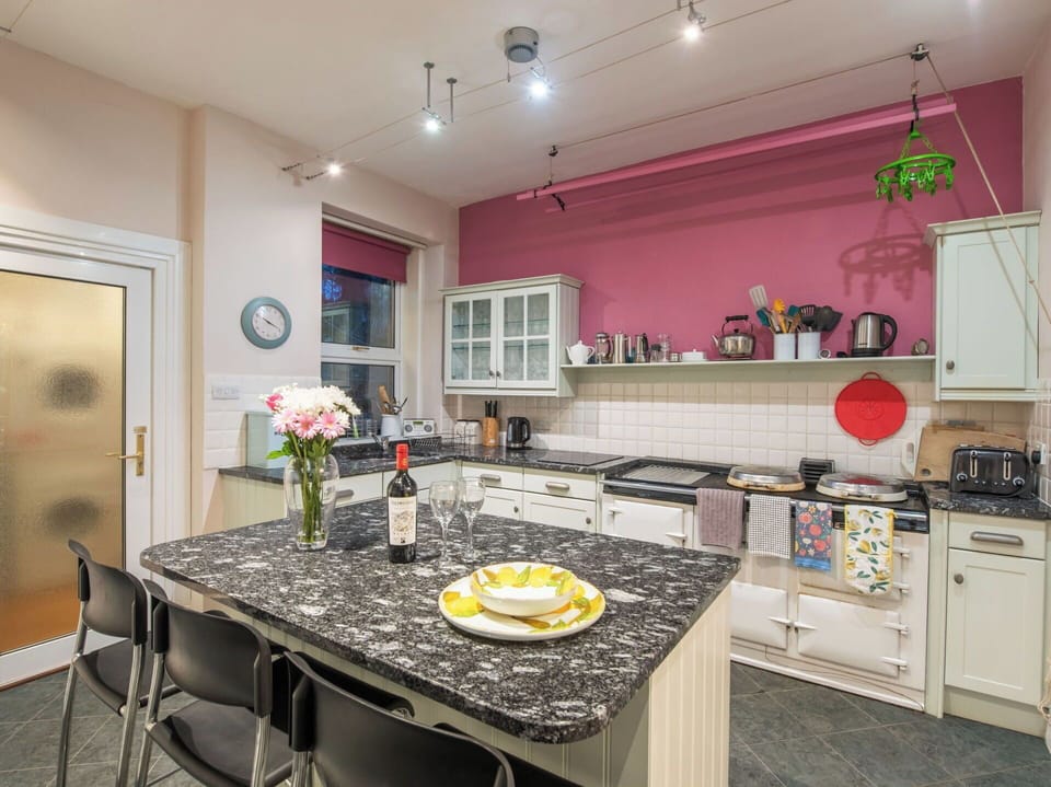 Kitchen, Countertop, Kitchen Appliance, Interior Design, Major Appliance, Flooring, Furniture, Cabinetry, Floor, Ceiling