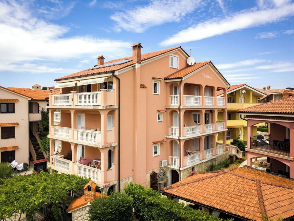 Building, Residential Area, Neighbourhood, Home, House, Town, Apartment, Balcony, Suburb, Hotel