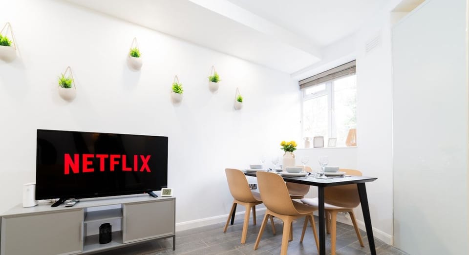 Comfortable dining and entertainment space with a Smart TV and dining area, designed for relaxing and enjoying time together during your stay.