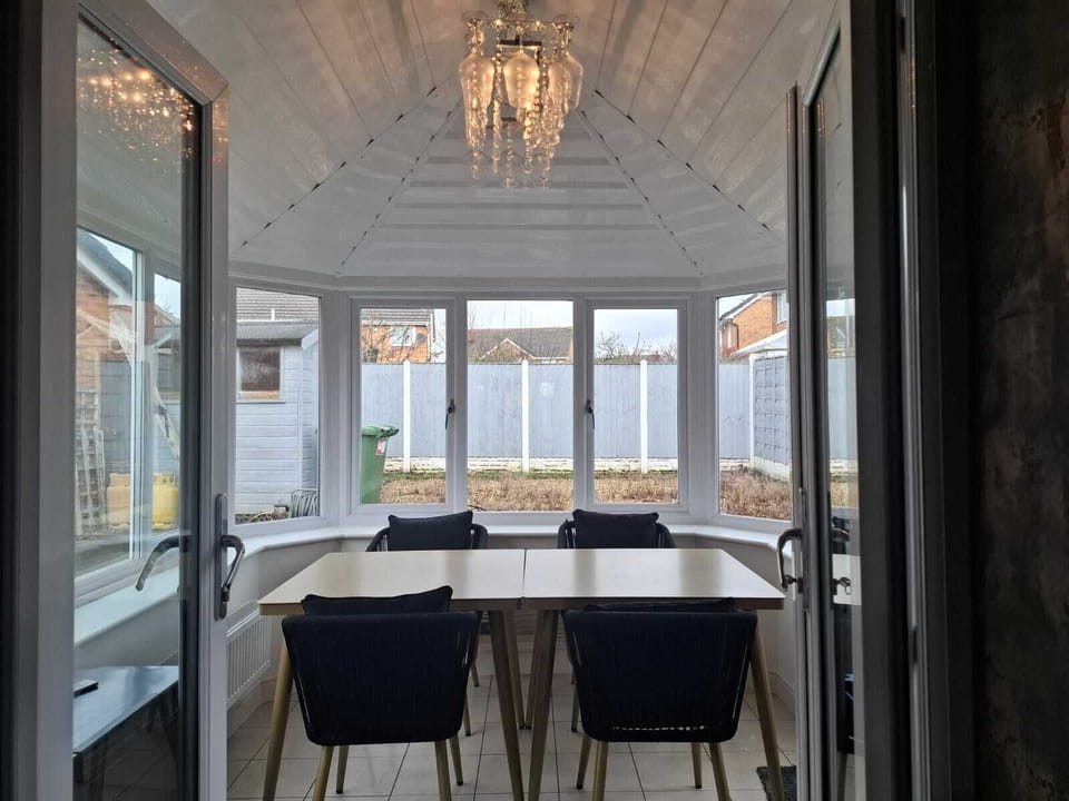 Bright Dining Space - Table for 4-6 with Stunning Natural Light 