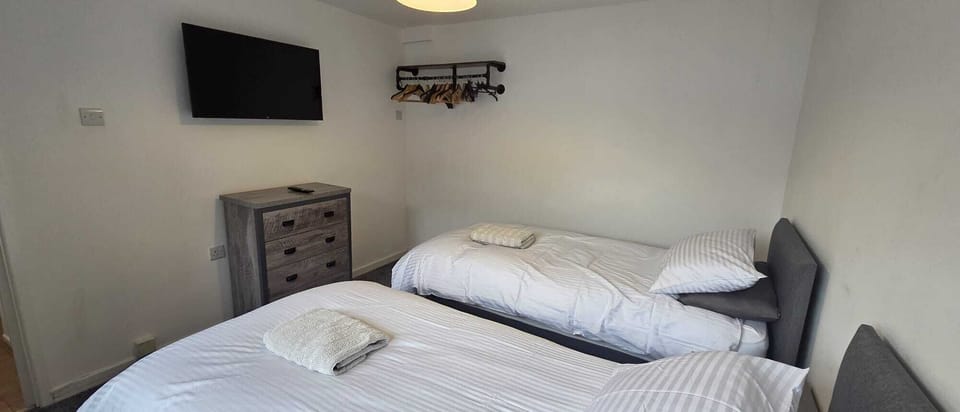 Additional twin bedroom with TV - spacious room with two beds, perfect for work colleagues on the same contract