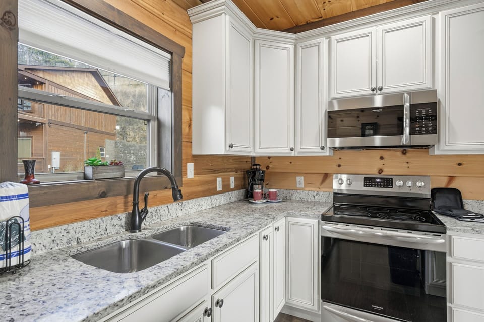 Fully stocked kitchen for family feasts & additional bar seating