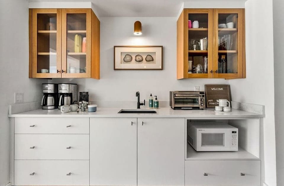 Breakfast/Beverage bar in kitchen