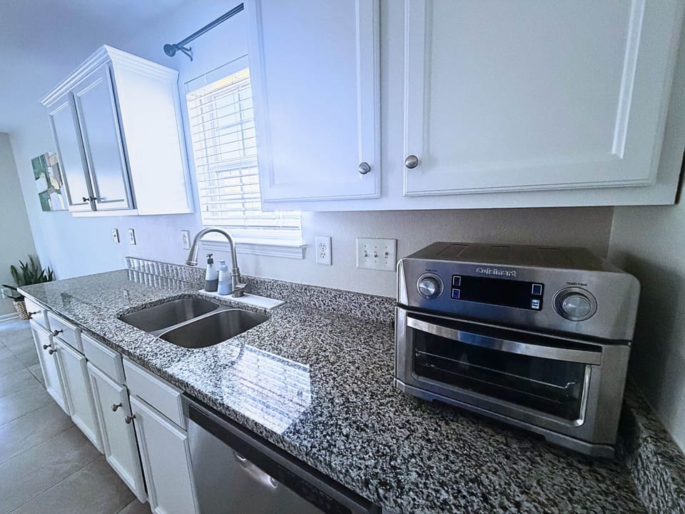 Airfryer and plenty of countertop space to get ready for dinner!