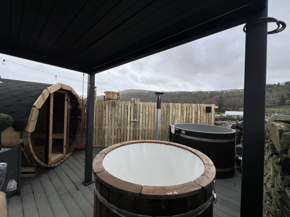 Hot Tub / whirlpool bath (Outdoor)