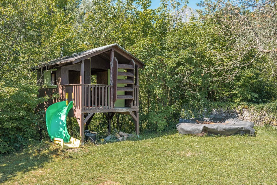 Beautiful garden with children's playhouse and plenty of space for families to enjoy.
