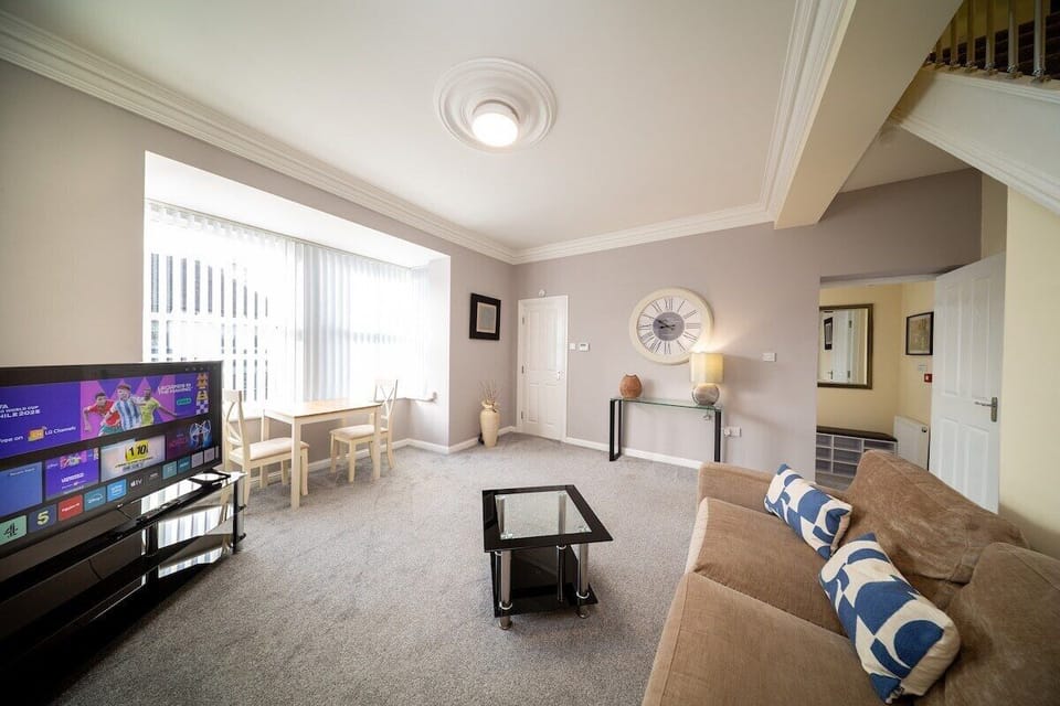 Bright lounge with sofa and smart TV 2/2