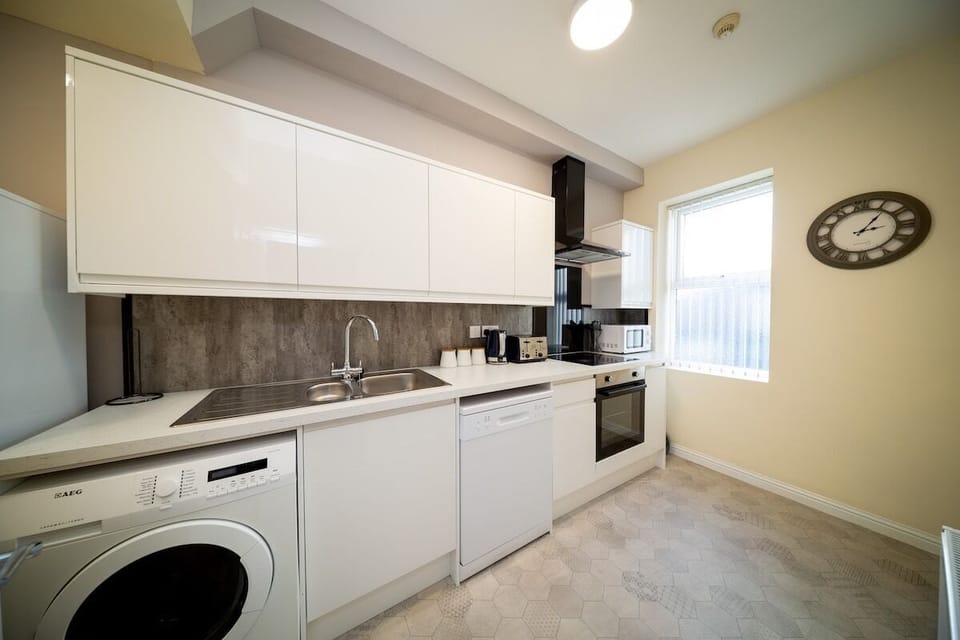 Practical kitchen with oven, hob, dishwasher and washing machine