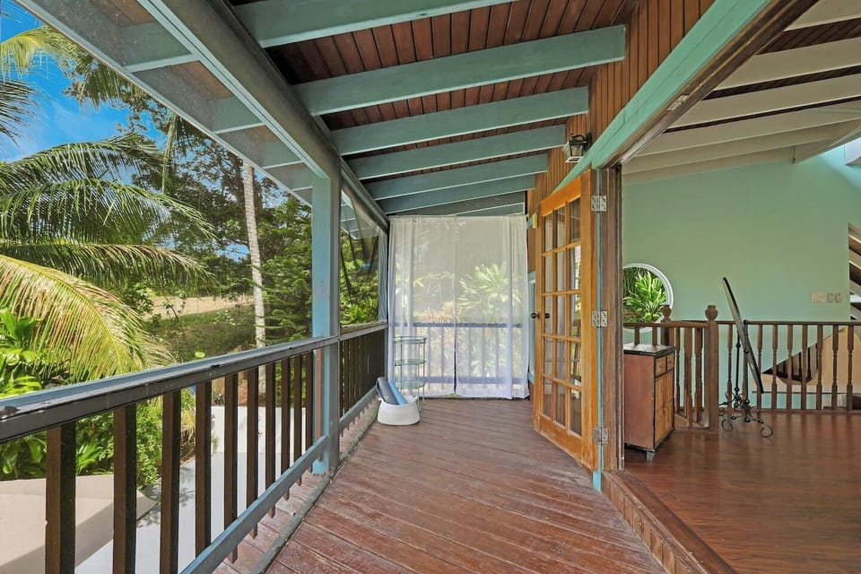 Screened in porch, great for yoga 