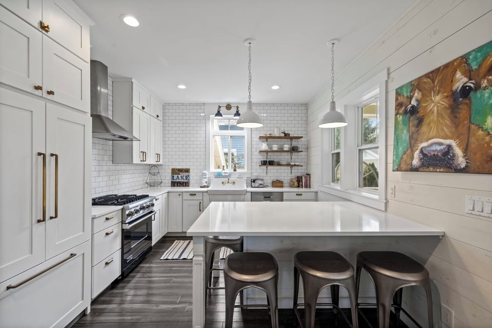Designed with warmth and comfort in mind, this kitchen brings everyone together