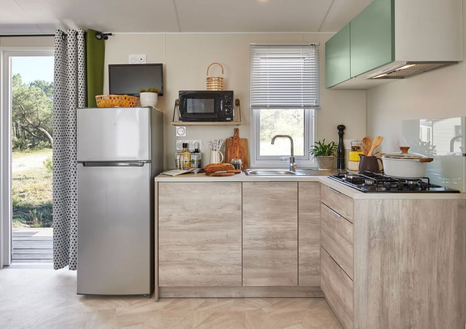 In the well-equipped kitchen, modern appliances and a functional layout create an ideal space for meal preparation.