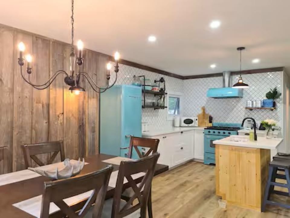 Full kitchen