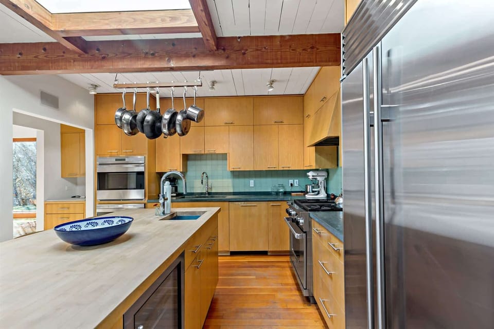 Chef`s kitchen with a gas range and generous counterspace, the perfect set up for seafood nights and summer meals.