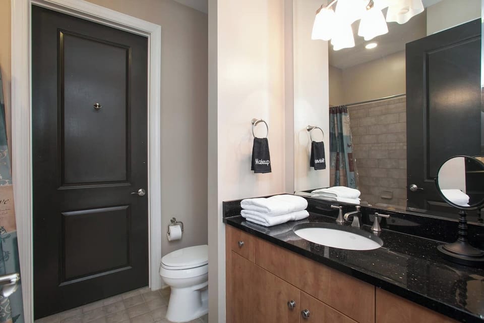 Master bath with bathtub/shower combo