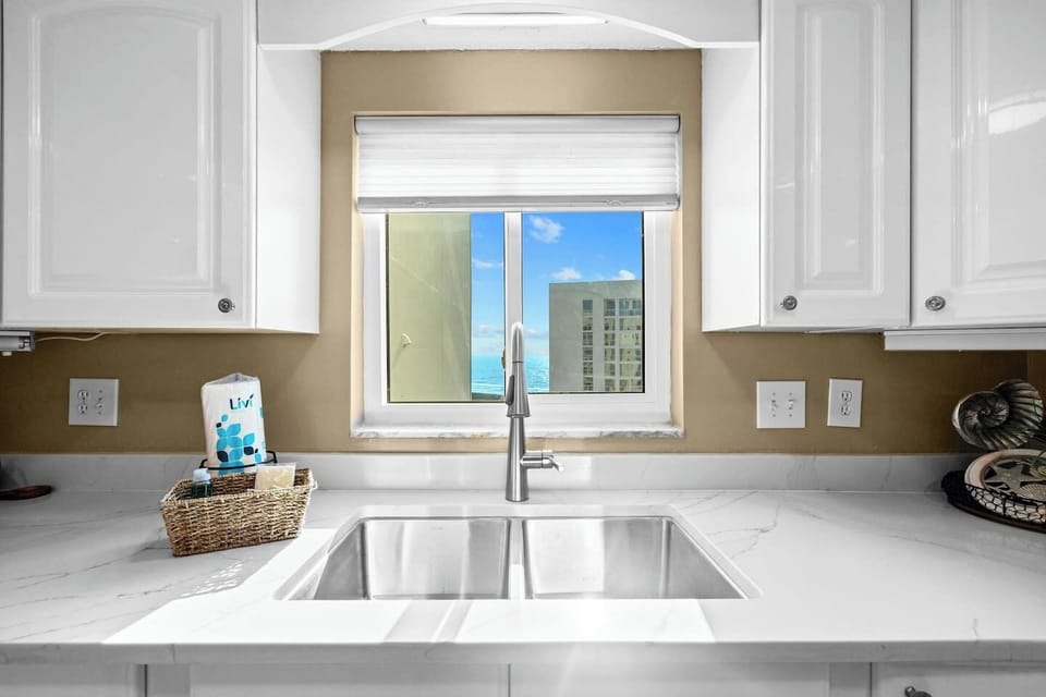 Practical sink area for easy food preparation and cleaning, designed for convenience during your stay.