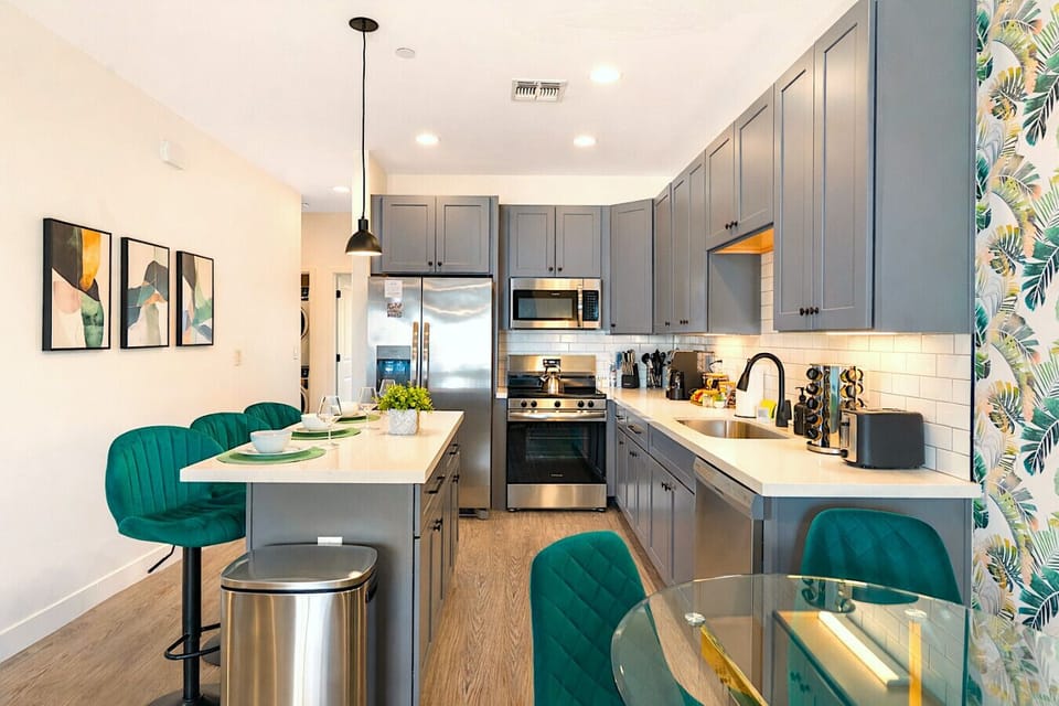 Kitchen island with extra seating — great for breakfast, drinks, or late-night snacks.