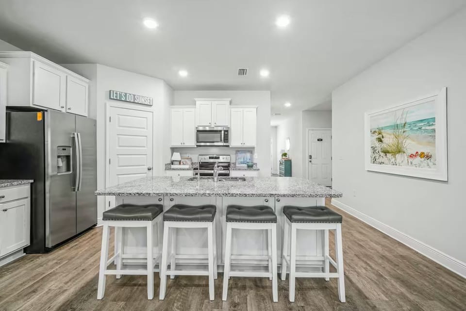 Full kitchen with a breakfast bar, 4 bar stools and top-of-the-line appliances