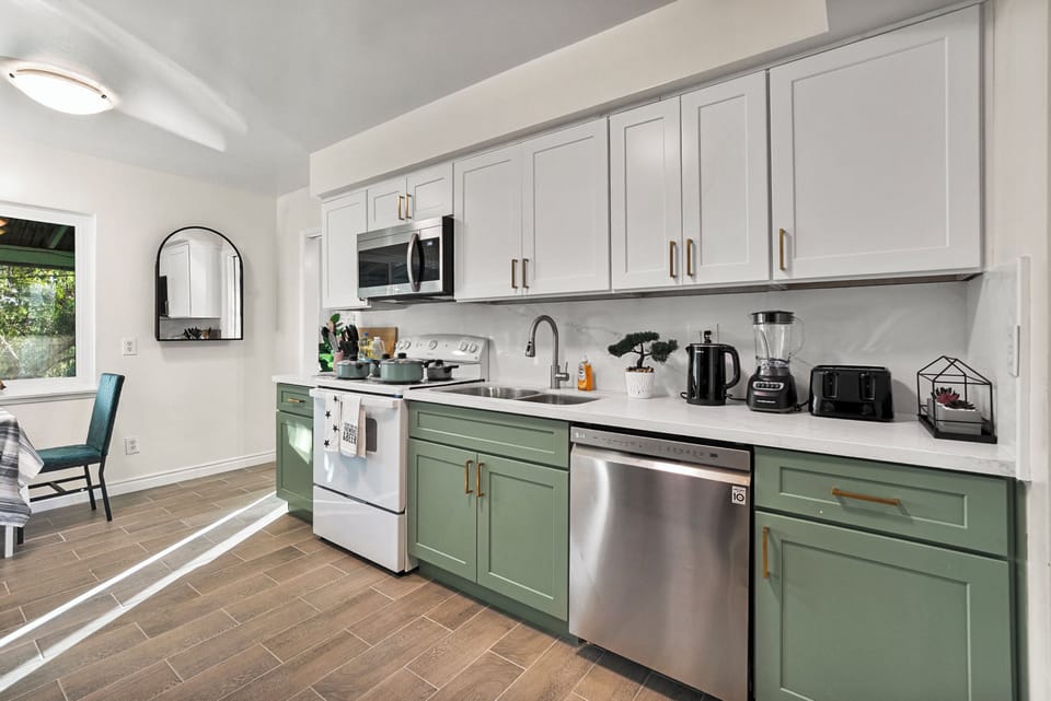 Convenient kitchen equipped with a dishwasher for hassle-free cleanup!