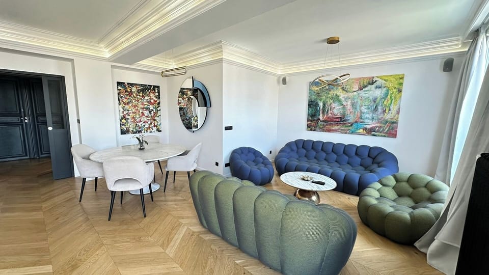 Grand séjour contemporain avec parquet en point de Hongrie – Appartement meublé Avenue Hoche