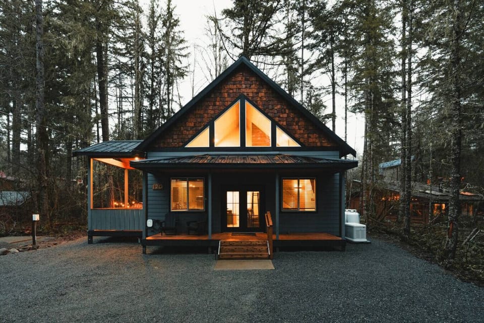 Welcome to Alpenwolf! - a brand-new relaxing retreat close to Mt Rainier National Park!