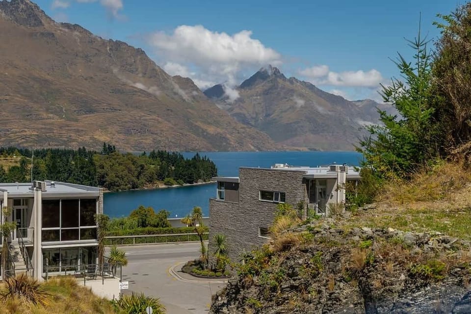 Entry from Frankton Road. Easy access to Queenstown and Frankton