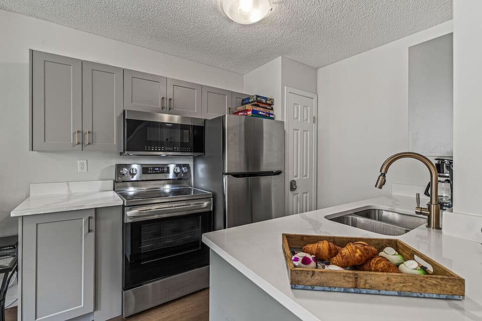 Full kitchen with all essentials to prepare your favorite meals.