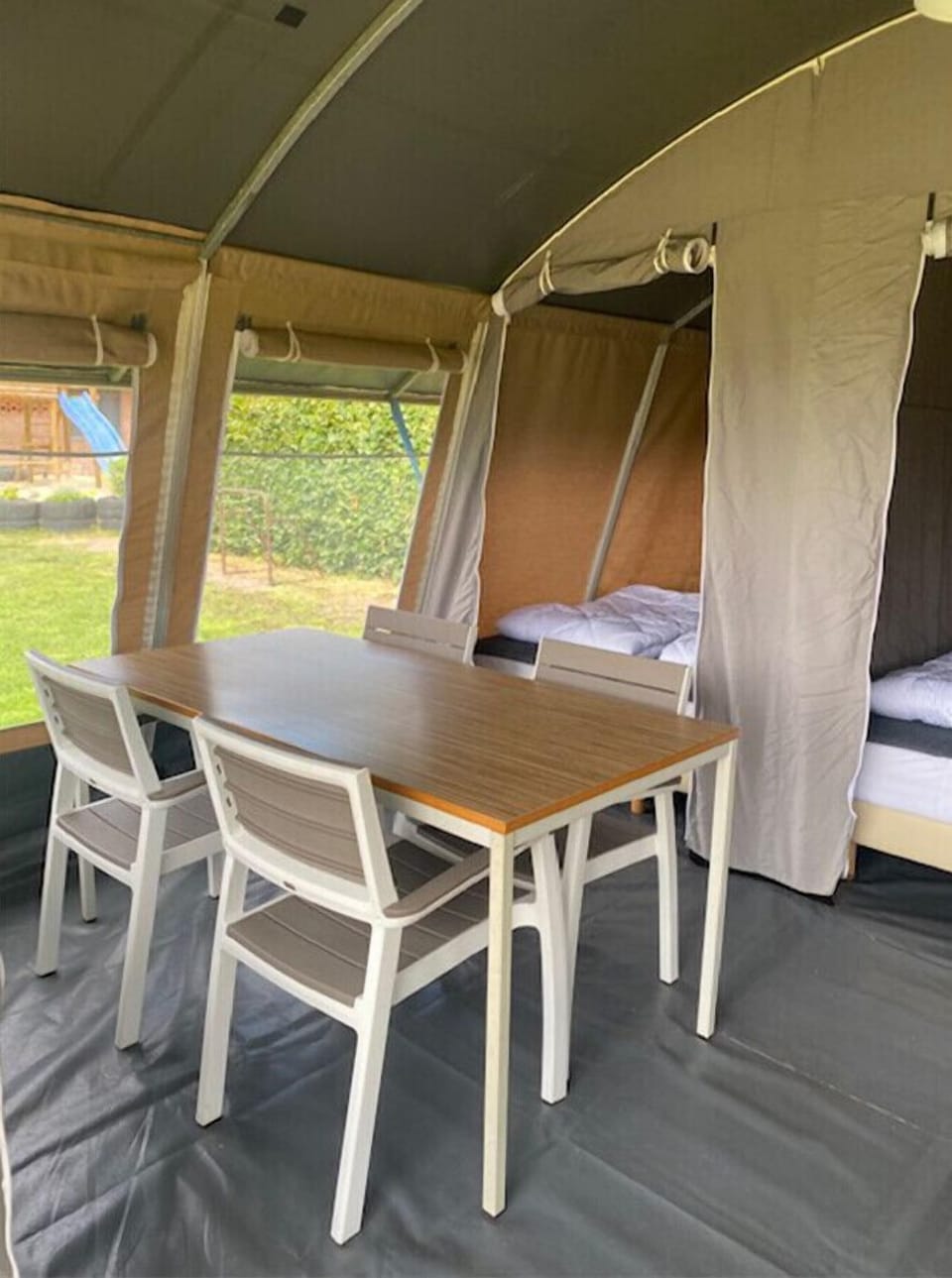Vakantieverhuur Van Dijk - Lodge tent Hondje - dining room