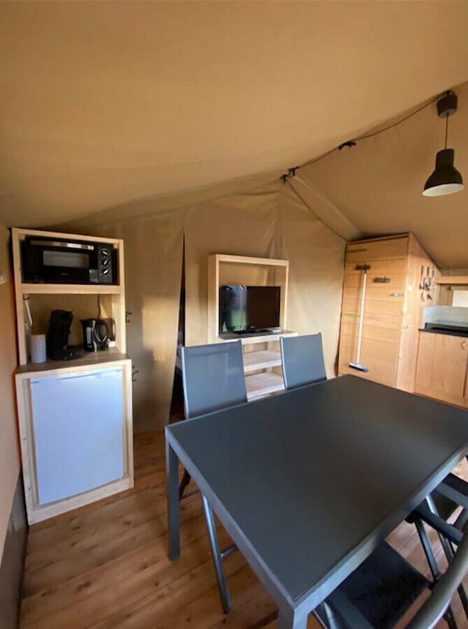 Vakantieverhuur Van Dijk - Safaritent Varkentje - dining room