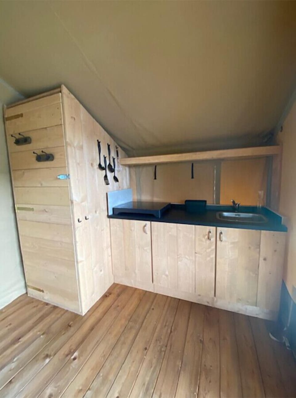 Vakantieverhuur Van Dijk - Safaritent Schaapje - kitchen