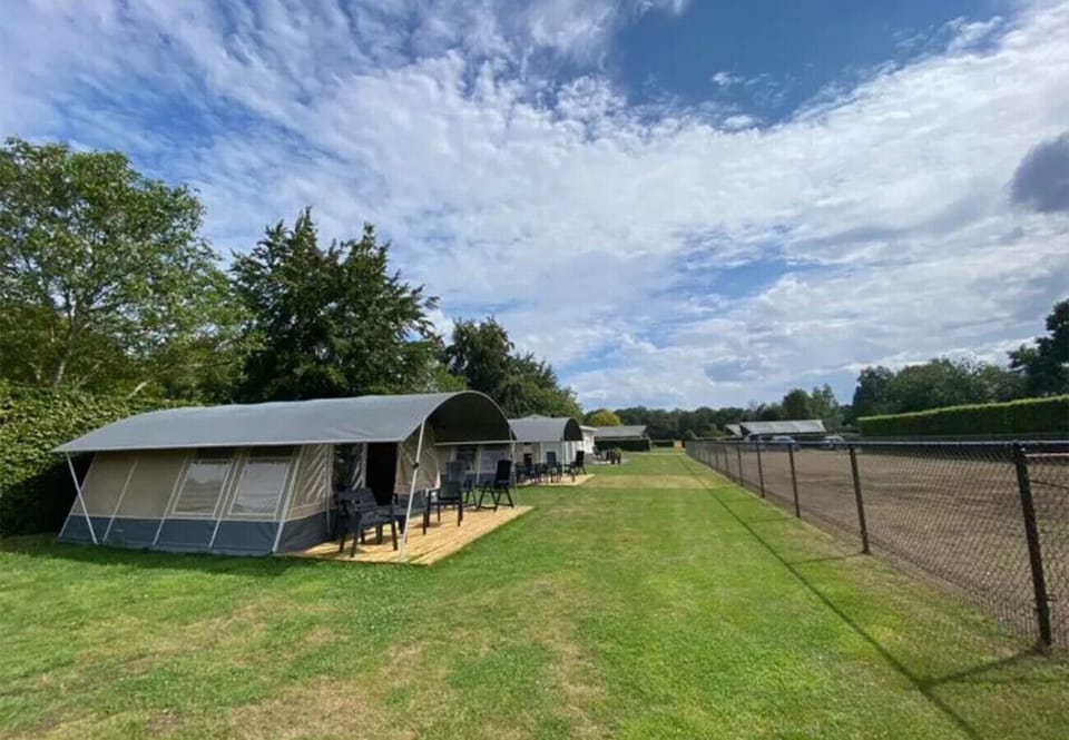 Vakantieverhuur Van Dijk - Safaritent Konijntje - front