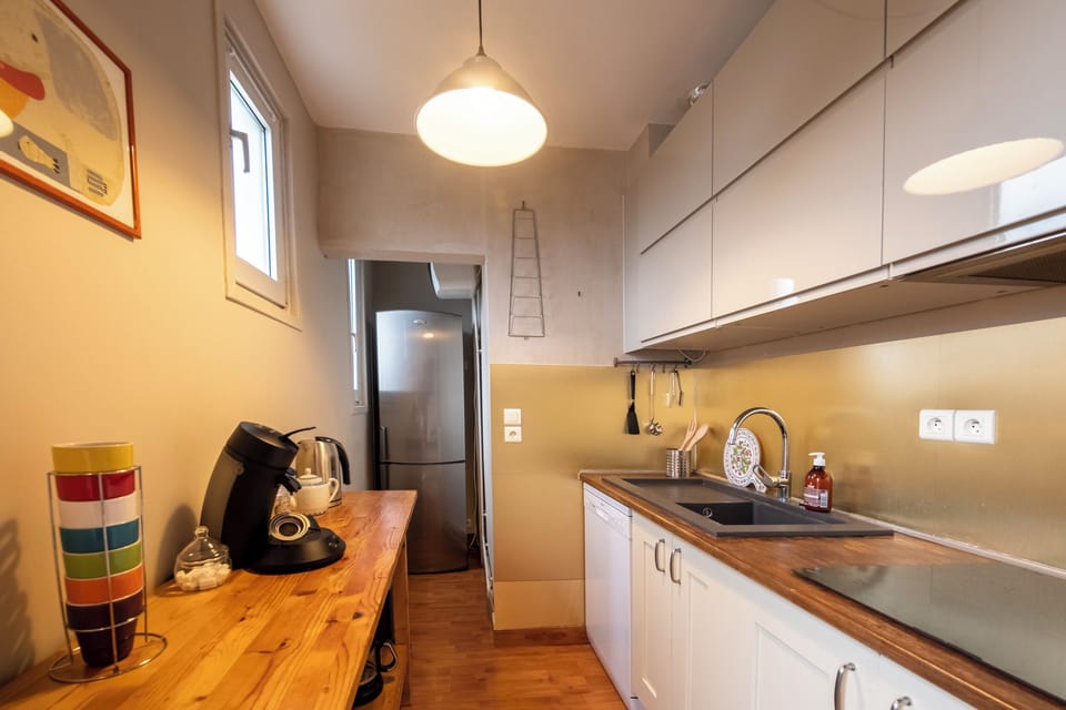 Apt EIFFEL - Kitchen is well equipped  and opens on the living/dining room